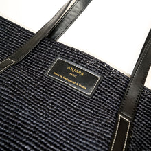 Charger l'image dans la galerie, Sac à main vegan made in france Anjara panier en raphia noir et Uppeal alternative au cuir traditionnel, design intemporel, citadin et durable