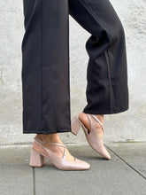 Load image into Gallery viewer, chaussures à talons en cuir vegan verni rose clair