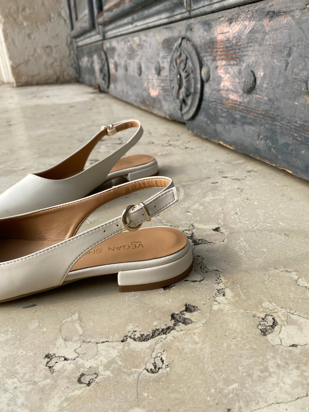 chaussures blanche style ballerines ouverte à bout pointu blanche