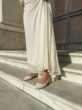 Load image into Gallery viewer, chaussures blanche style ballerines ouverte à bout pointu blanche