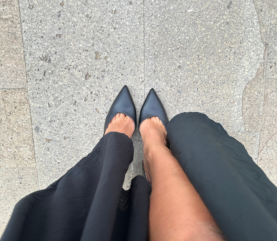 Stilettos en cuir vegan noir, bout pointu et talons aiguilles