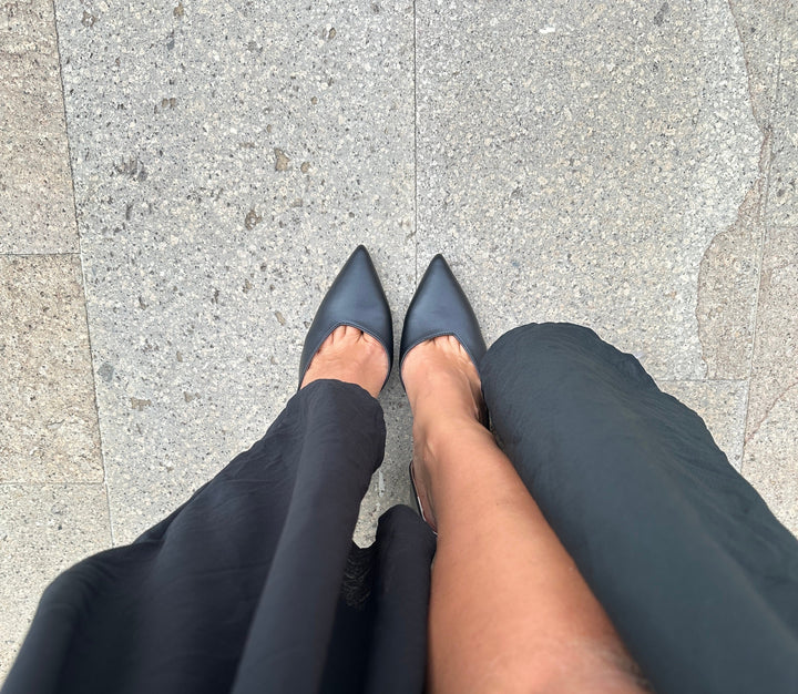 Stilettos en cuir vegan noir, bout pointu et talons aiguilles