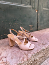 Load image into Gallery viewer, Sandales à talons haut en cuir vegan nude