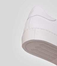 Charger l'image dans la galerie, Vegan sneakers handmade in Italy, detail of the heel and sole of a white sneaker.