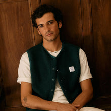 Load image into Gallery viewer, Sherpa Sans Manche Vert Foret - Matière Vegan Recyclée