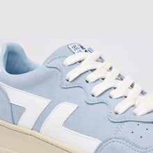 Load image into Gallery viewer, Gros plan sur les baskets ZETA B3 Azul, révélant la texture et la matière.