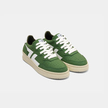 Load image into Gallery viewer, Vue frontale des baskets vertes ZETA B3, soulignant le laçage et la coupe épurée.