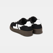 Load image into Gallery viewer, Vue arrière des baskets ZETA B3 Noir, mettant en avant le logo et les finitions du talon.