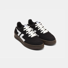 Load image into Gallery viewer, Vue frontale des baskets ZETA B3 Noir, soulignant la coupe et le laçage.