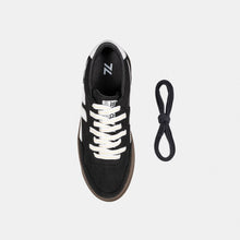 Load image into Gallery viewer, Vue de dessus des baskets ZETA B3 Noir, mettant en avant leur design épuré.