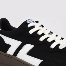 Load image into Gallery viewer, Gros plan des baskets ZETA B3 Noir, détaillant les matières et finitions.