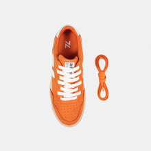 Load image into Gallery viewer, Baskets orange de la marque Zèta vue de haut, avec une seconde paire de lacet orange