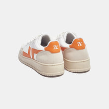 Load image into Gallery viewer, Baskets blanches et orange. Baskets vegan de la marque Zèta
