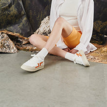 Load image into Gallery viewer, Baskets confortables à semelle épaisse. Basket blanche et orange en matières végétales