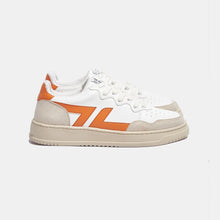 Load image into Gallery viewer, Baskets blanches et orange. Baskets vegan de la marque Zèta