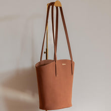 Load image into Gallery viewer, Grand sac en nubuck marron vegan