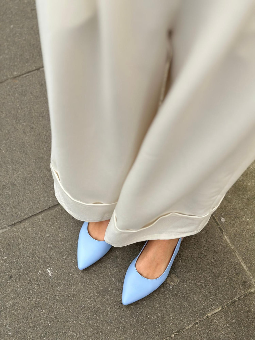 Ballerines slingback à bout pointu bleu en cuir vegan