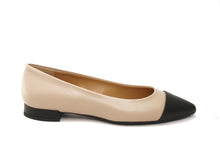 Charger l&#39;image dans la galerie, ballerines en cuir vegan bi-color beige avec bout noir