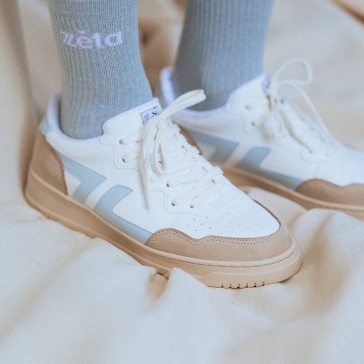 baskets en cuir vegan blanches et bleu ciel