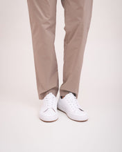 Load image into Gallery viewer, Vegane weiße Unisex-Sneaker zum Tennisspielen, die man gut zu Hosen tragen kann