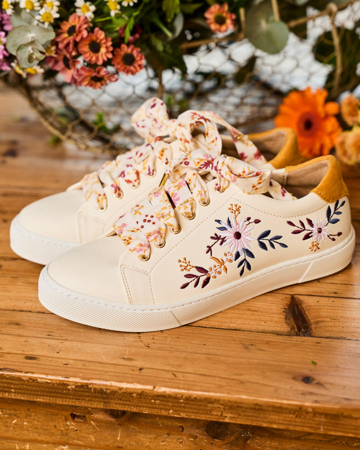 baskets en cuir vegan brodées de motifs floraux, marque Minuit sur Terre