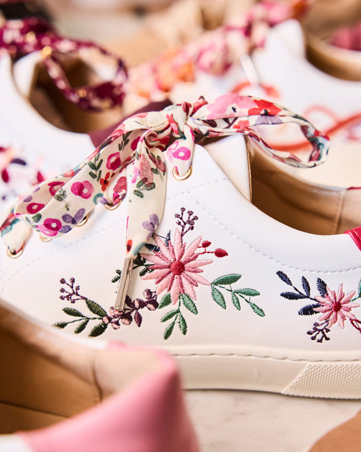 baskets en cuir vegan brodées de motifs floraux, marque Minuit sur Terre