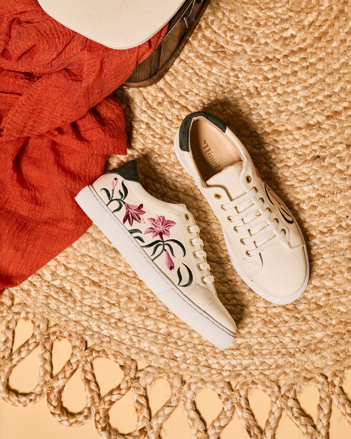 baskets en cuir vegan brodées de motifs floraux, marque Minuit sur Terre