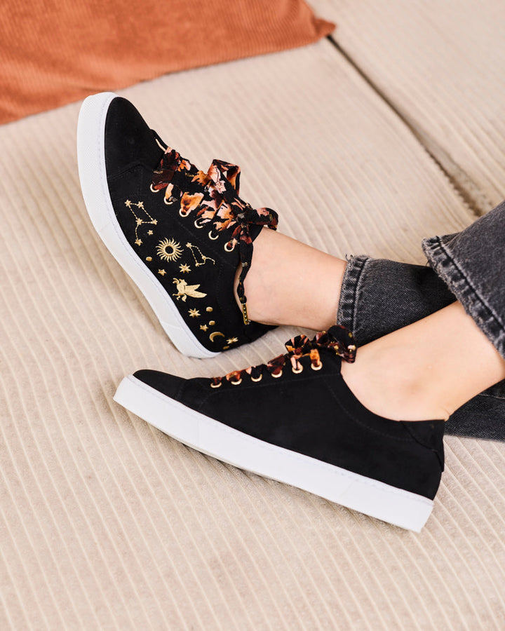 baskets en cuir vegan brodées de motifs astraux, marque Minuit sur Terre