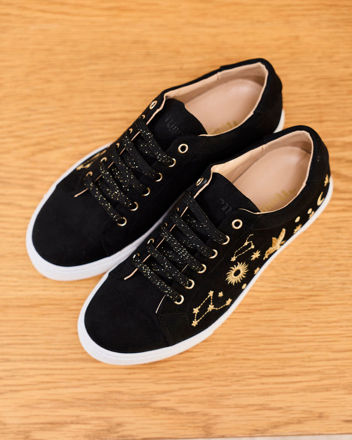 baskets en cuir vegan brodées de motifs astraux, marque Minuit sur Terre