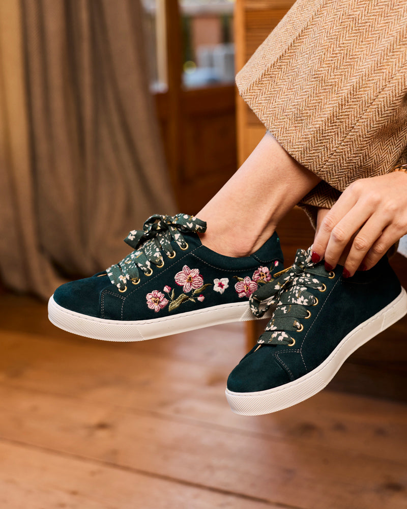 baskets en cuir vegan brodées de motifs floraux, marque Minuit sur Terre