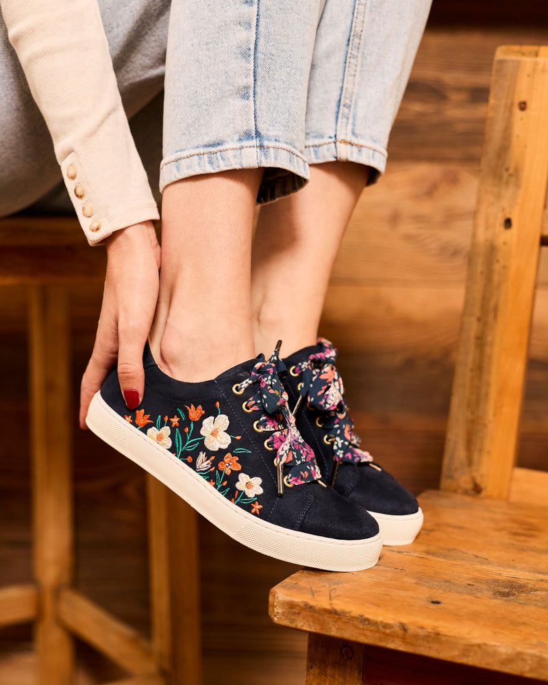 baskets en cuir vegan brodées de motifs floraux, marque Minuit sur Terre