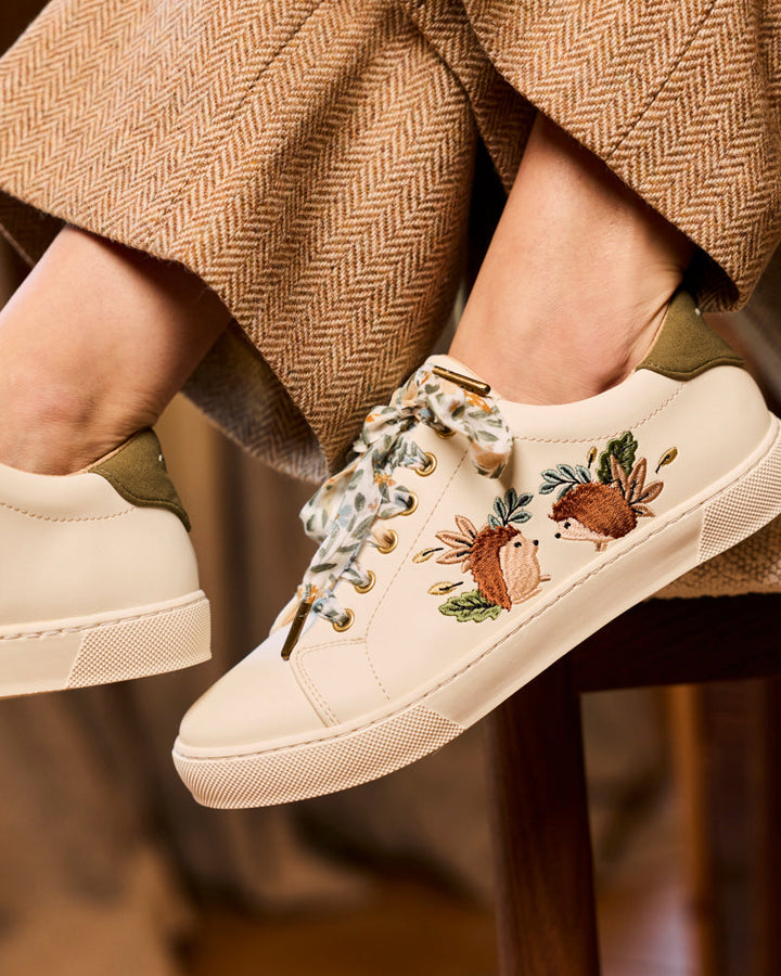 baskets en cuir vegan brodées de motifs hérissons, marque Minuit sur Terre