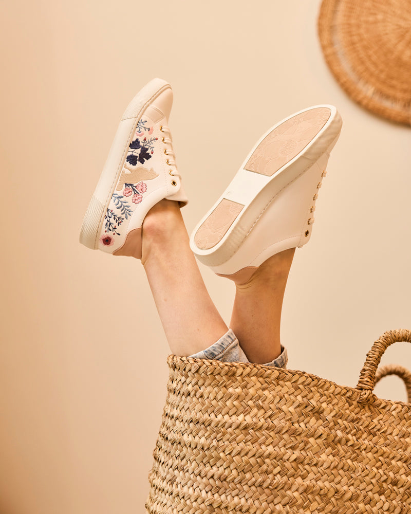 baskets en cuir vegan brodées de motifs floraux, marque Minuit sur Terre
