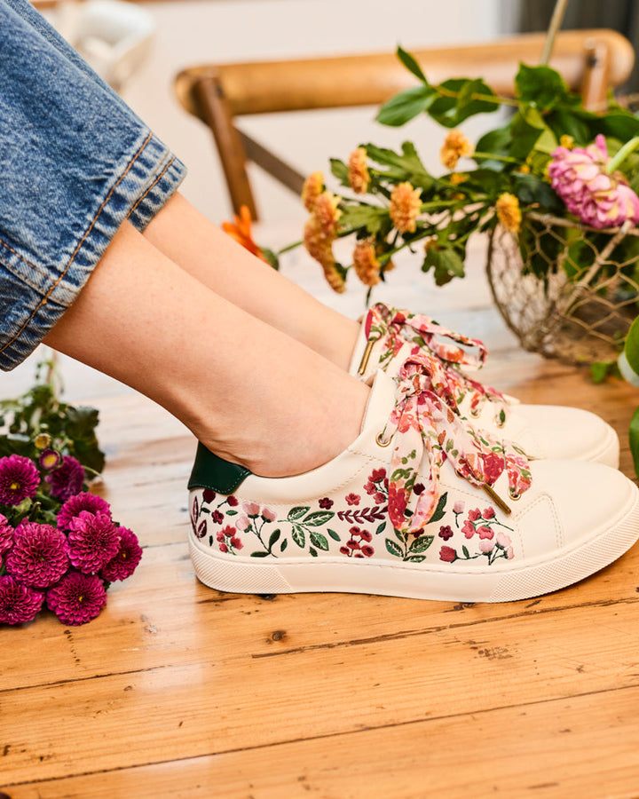 baskets en cuir vegan brodées de motifs floraux, marque Minuit sur Terre