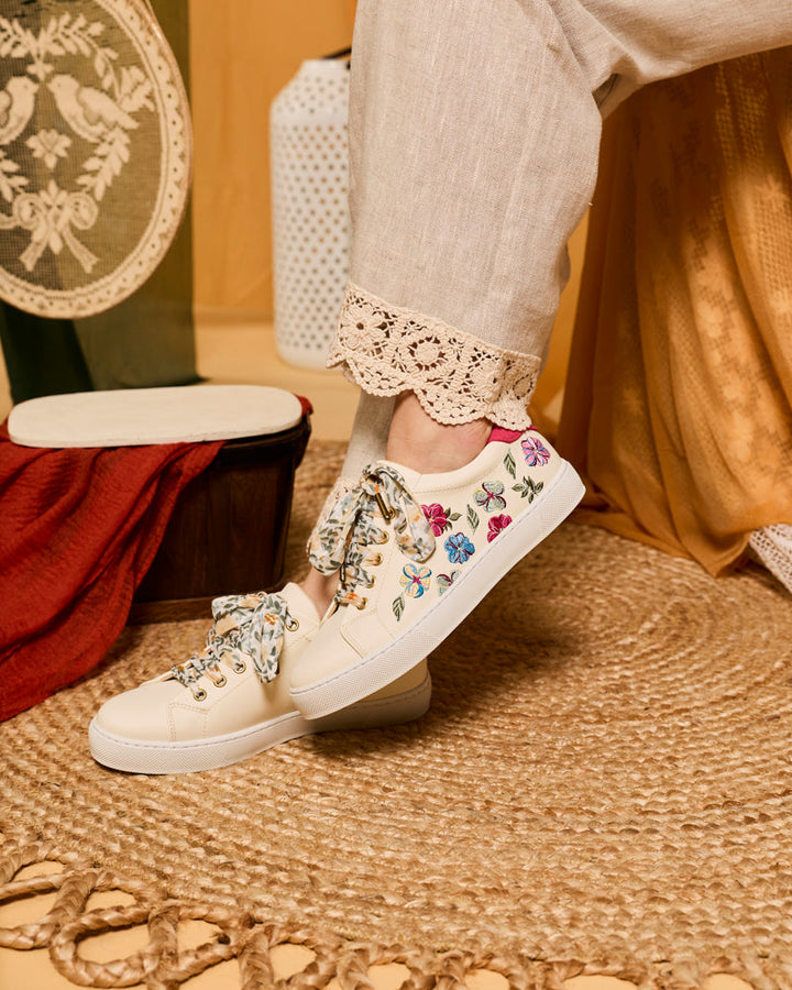 baskets en cuir vegan brodées de motifs floraux, marque Minuit sur Terre