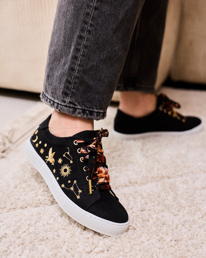 baskets en cuir vegan brodées de motifs astraux, marque Minuit sur Terre