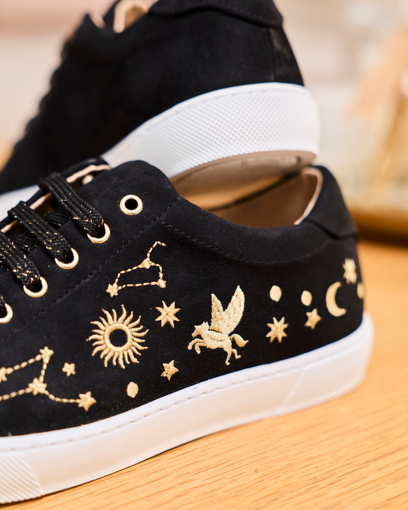 baskets en cuir vegan brodées de motifs astraux, marque Minuit sur Terre