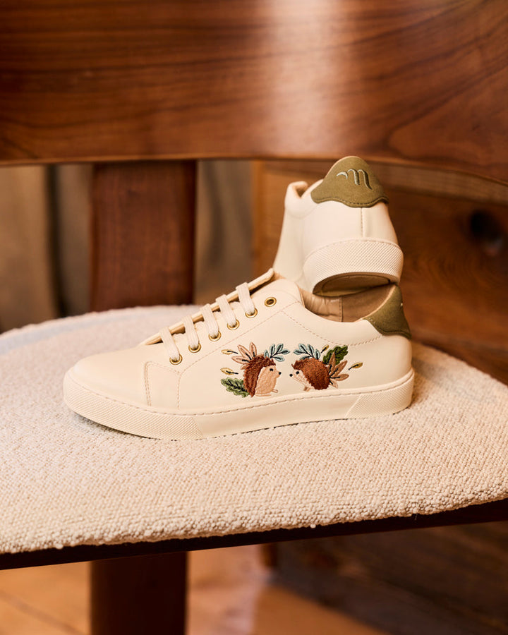 baskets en cuir vegan brodées de motifs hérissons, marque Minuit sur Terre