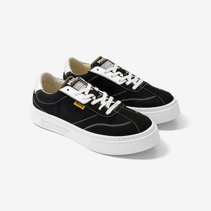 baskets en toile noire avec semelle blanche, style Vans