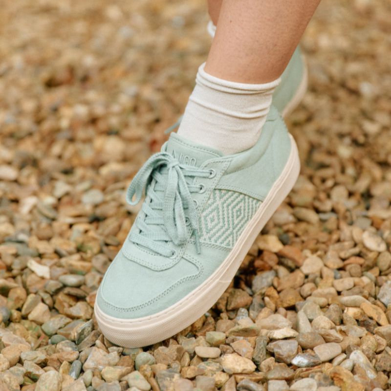 baskets vegan bleu turquoise avec  tissage ethnique marque N'GO