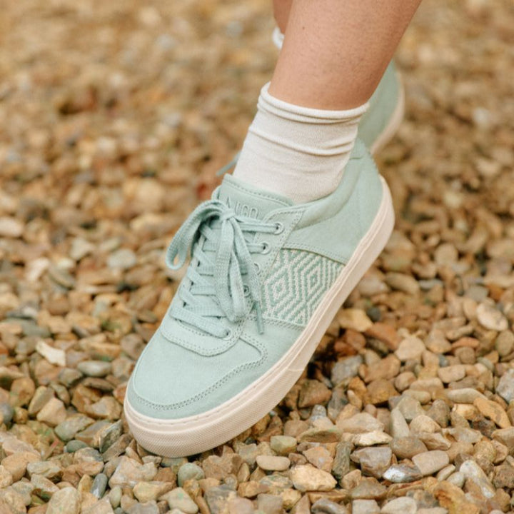 baskets vegan bleu turquoise avec  tissage ethnique marque N&