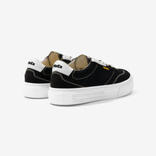 Load image into Gallery viewer, baskets en toile noire avec semelle blanche, style Vans