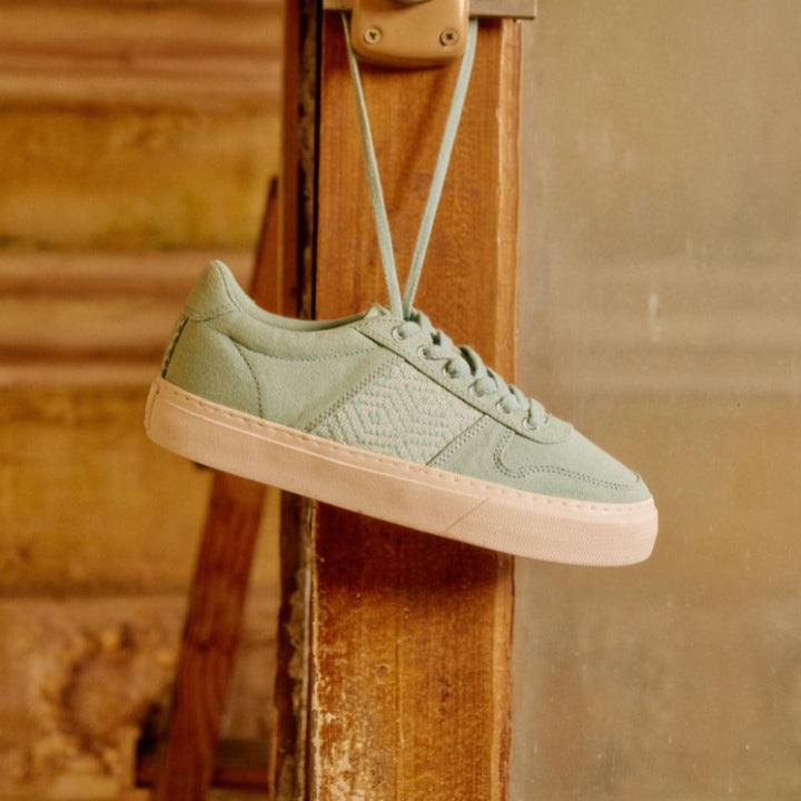 baskets vegan bleu turquoise avec  tissage ethnique marque N&