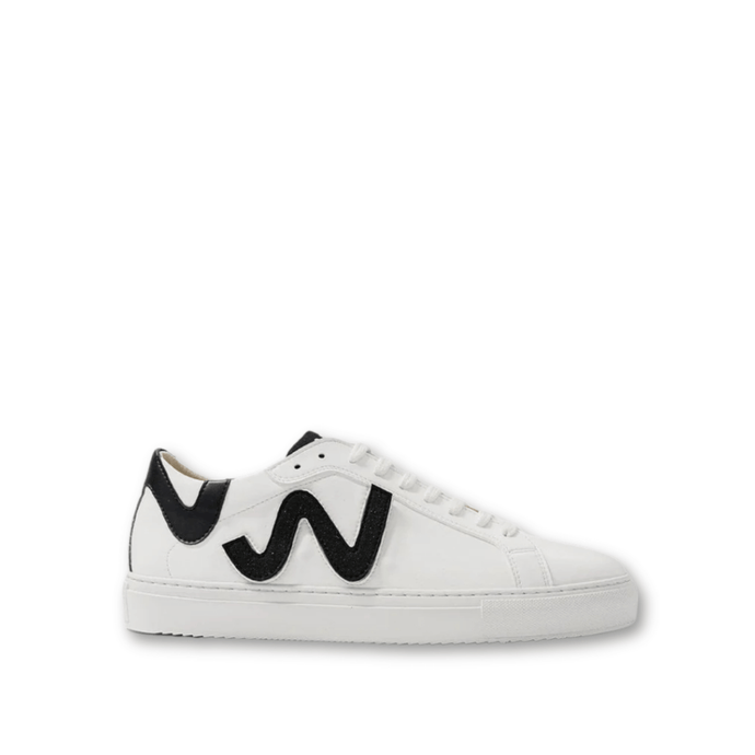 baskets vegan  blanches avec vague noire