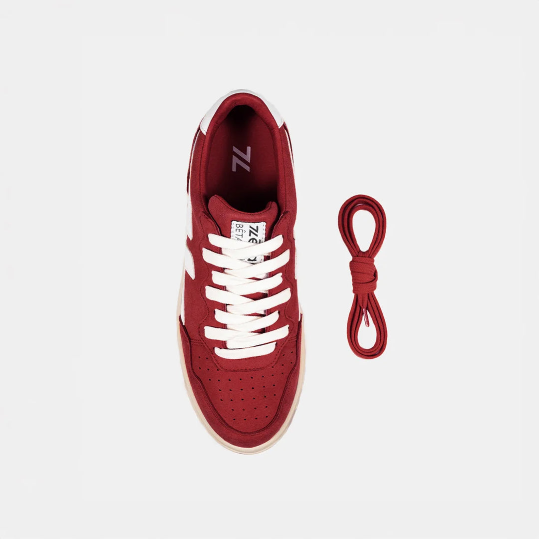 Vue du dessus des baskets rouges Beta B3, mettant en avant les lacets et la silhouette intérieure.