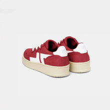 Load image into Gallery viewer, Vue arrière des baskets rouges Beta B3, mettant en avant la semelle et le logo.