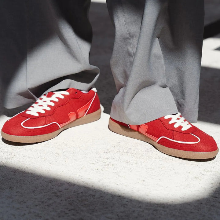 baskets rouge style rétro, en daim suede vegan