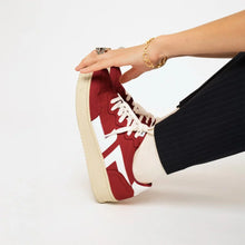 Load image into Gallery viewer, Baskets rouges B3 portée par notre mannequin féminin.