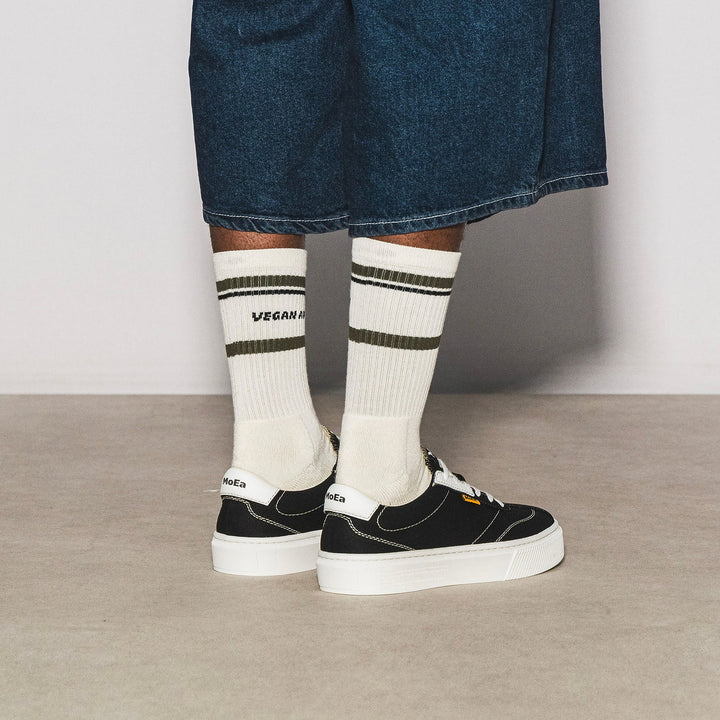 baskets en toile noire avec semelle blanche, style Vans