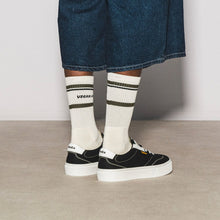 Load image into Gallery viewer, baskets en toile noire avec semelle blanche, style Vans